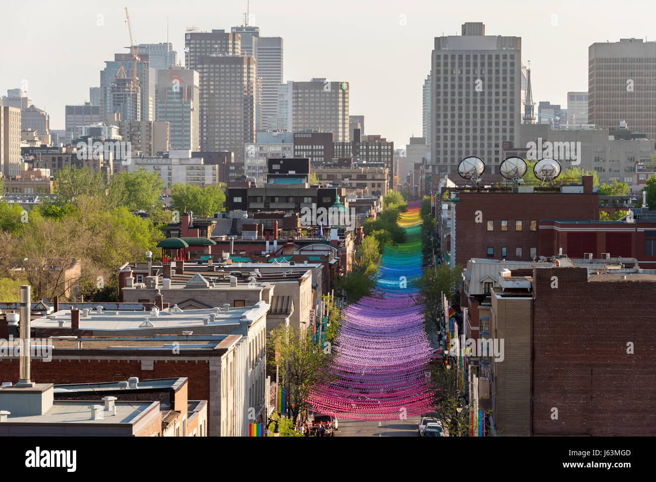 Montreal, CA - 18 Maggio 2017: Arcobaleno sfere arte di installazione '18 tonalità di gay' su Saint-Catherine Street nel villaggio gay Foto Stock