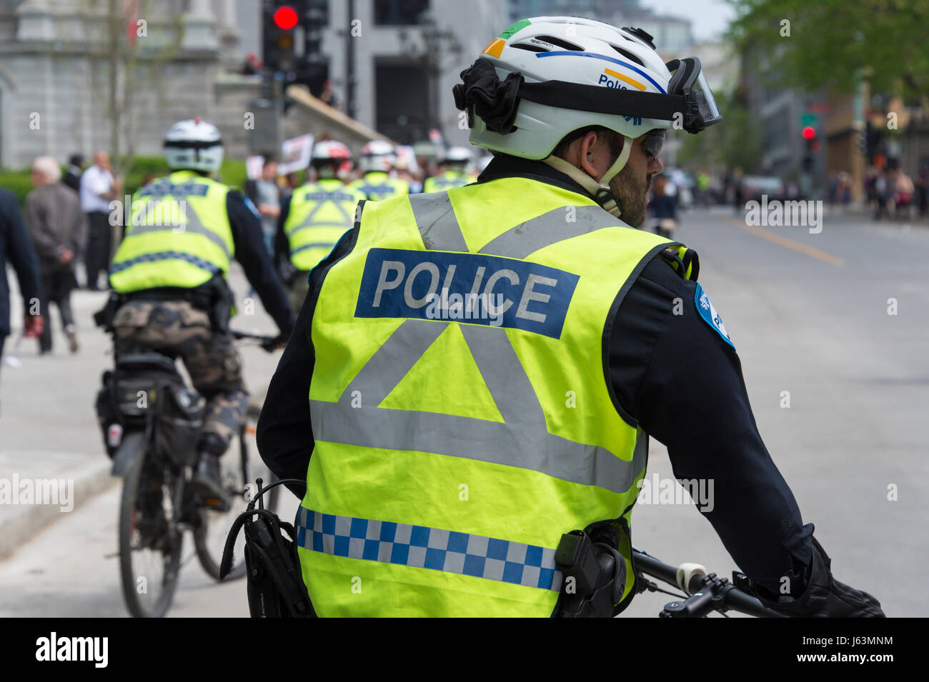 Montreal, Canada - 17 Maggio 2017: vista posteriore degli ufficiali di polizia in bici Foto Stock