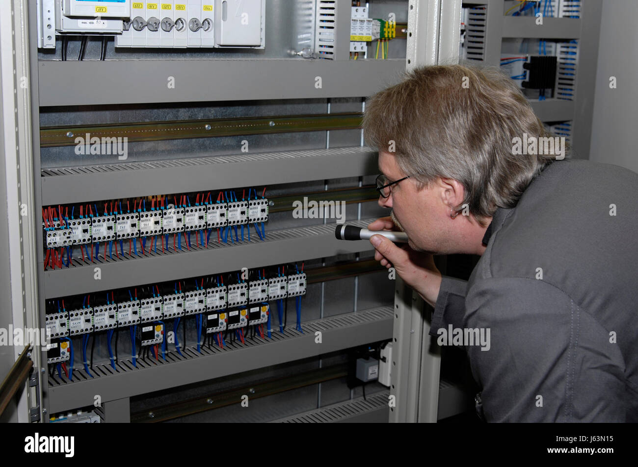 Verificare rivedere switchboard caretaker bidello tecnico di manutenzione smock controllare Foto Stock