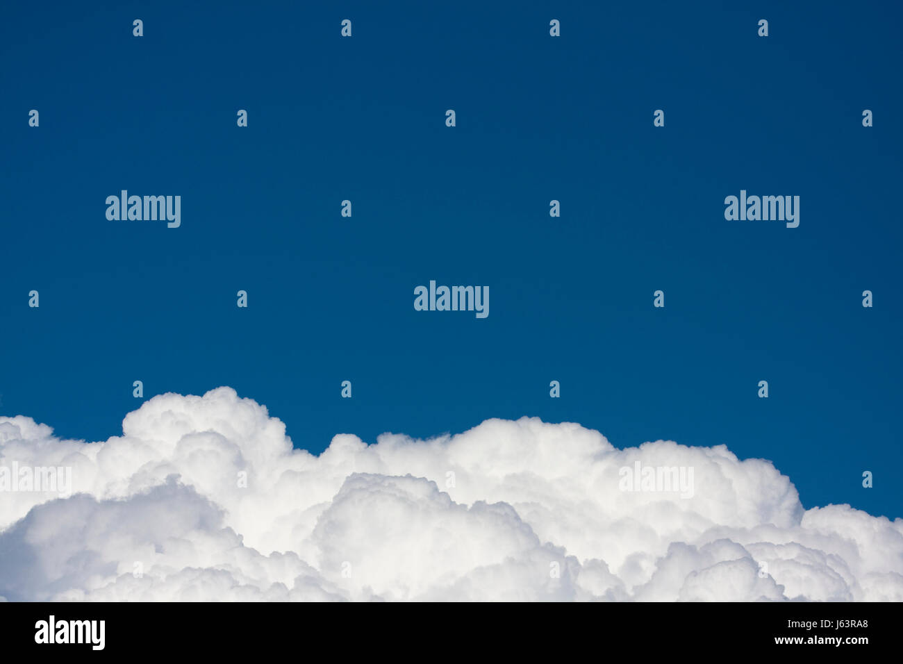 Nuvola Bianca,cielo blu Foto Stock