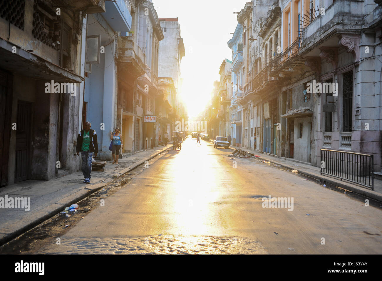Sunrise in Neptuno street in Havana, Cuba Foto Stock