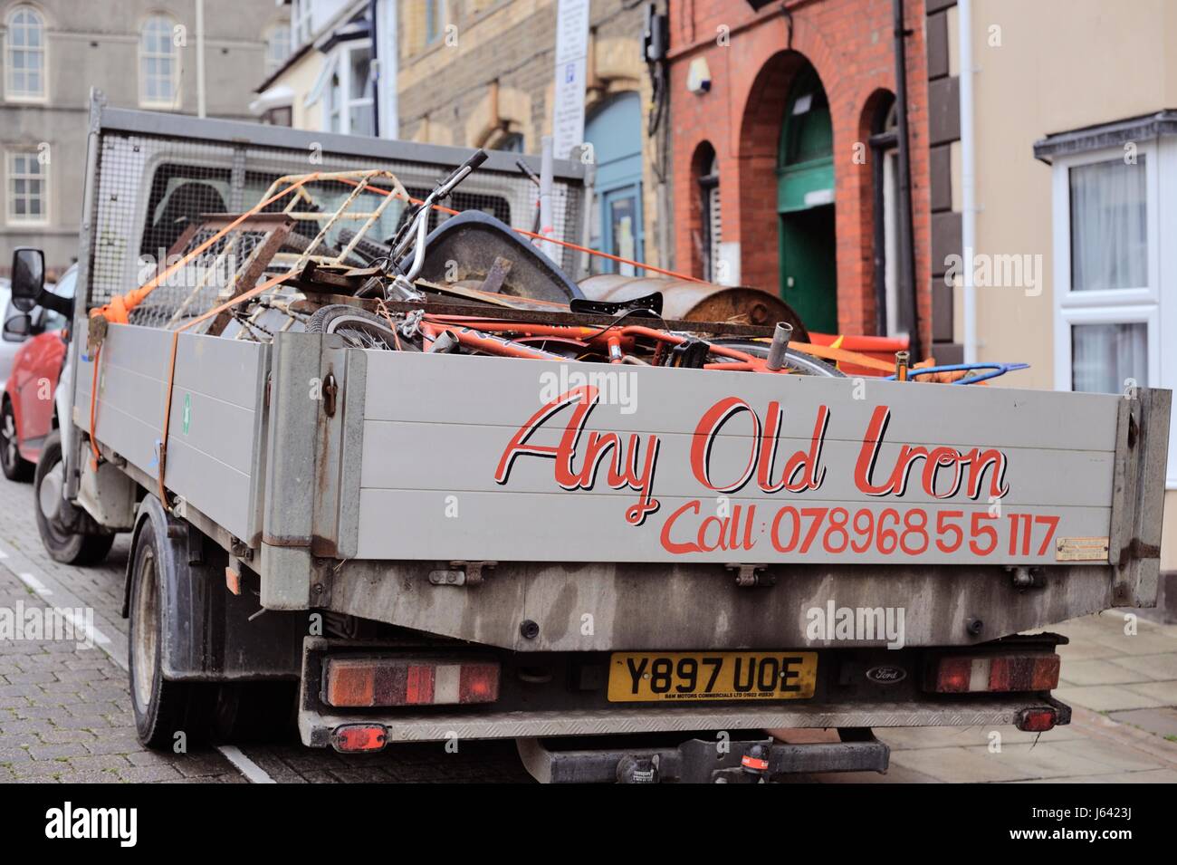 Van usato per la raccolta del metallo di scarto per il riciclaggio, Wales, Regno Unito Foto Stock