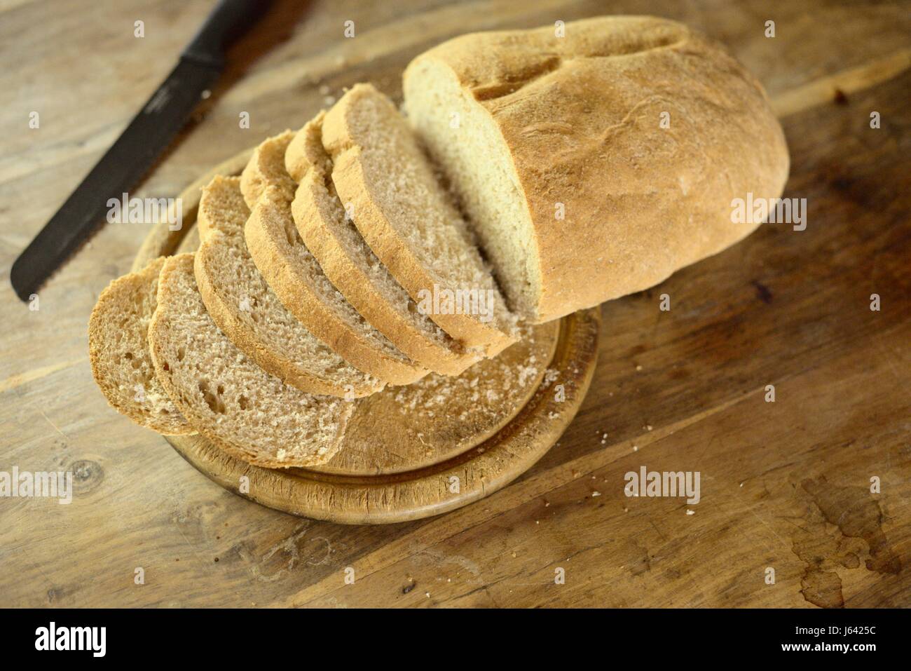 In casa pane bianco, tagliato a fette su una breadboard, Wales, Regno Unito. Foto Stock