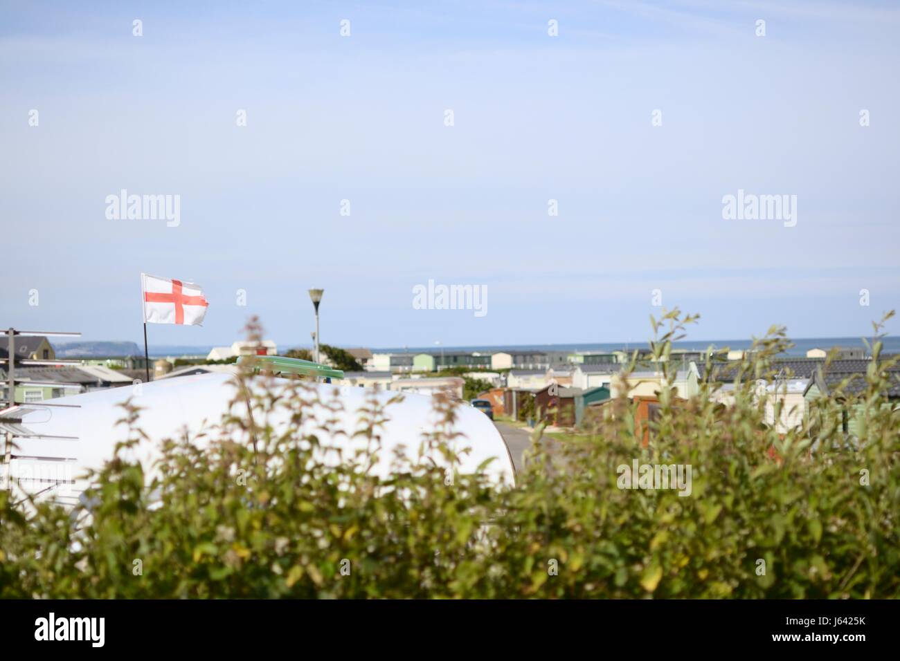 Bandiera inglese sorvolando un caravan in un caravan park in Galles, Regno Unito Foto Stock