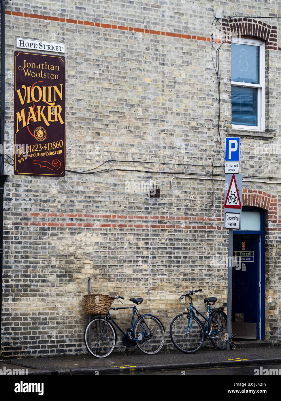 Segni al di fuori della bottega di Jonathan Woolston, liutaio, in Mill Road, Cambridge, UK. Foto Stock