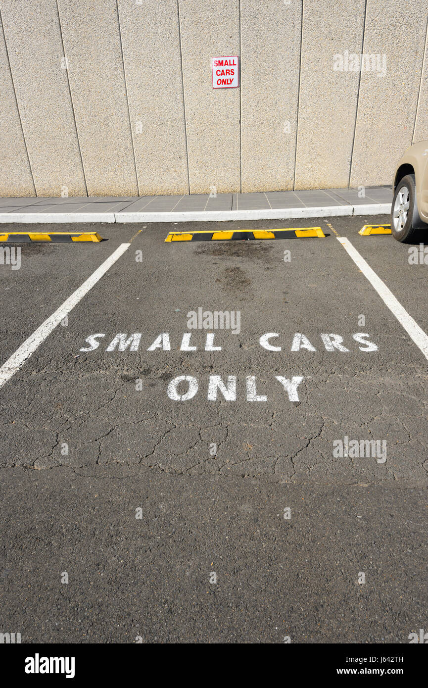 Auto piccole solo limitato spazio parcheggio, Nuovo Galles del Sud, NSW, Australia Foto Stock