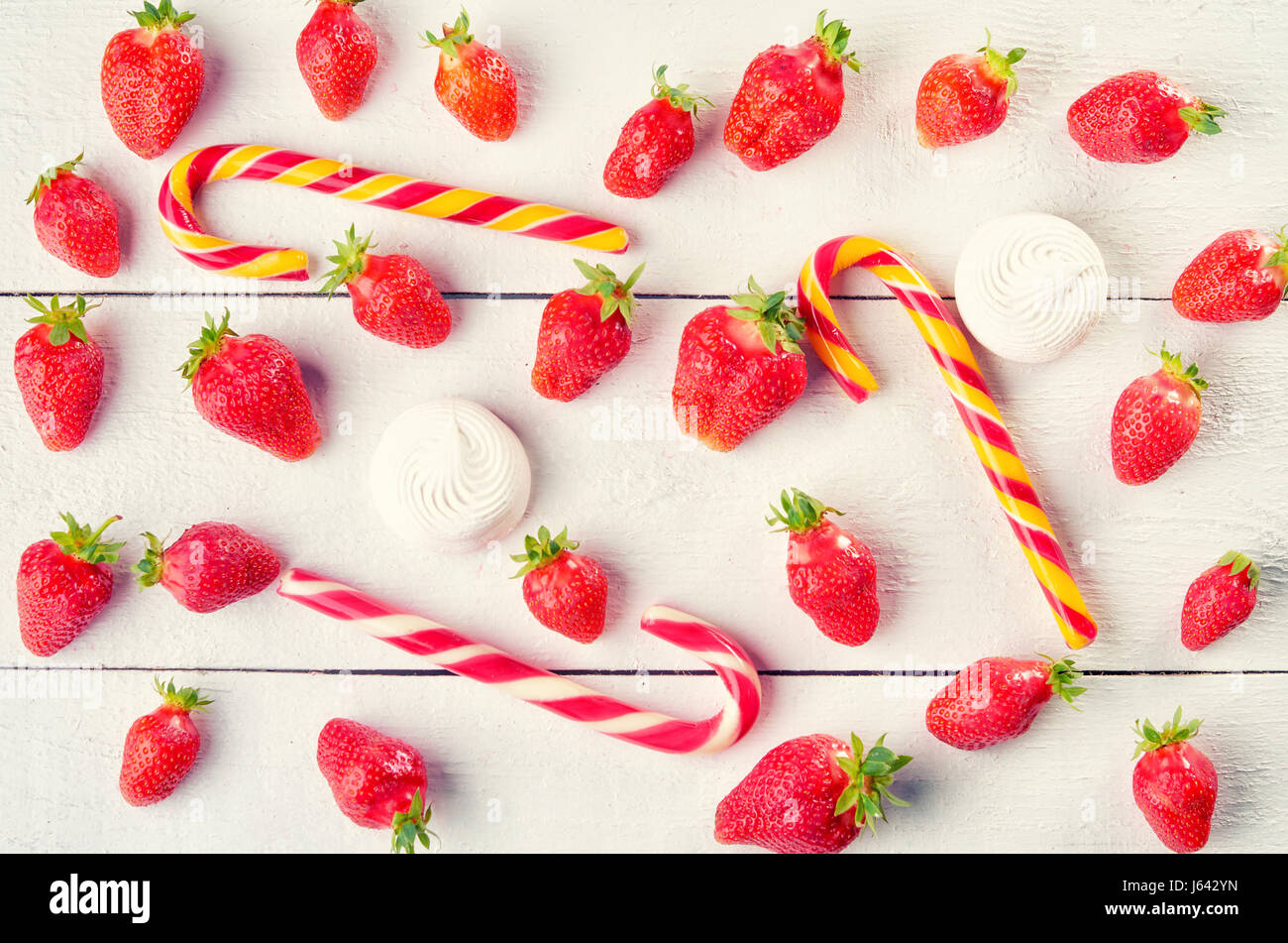Deliziosi dolci della frutta mix di fragola, caramello e marshmallows su wintage bianco tavola di legno. Foto Stock