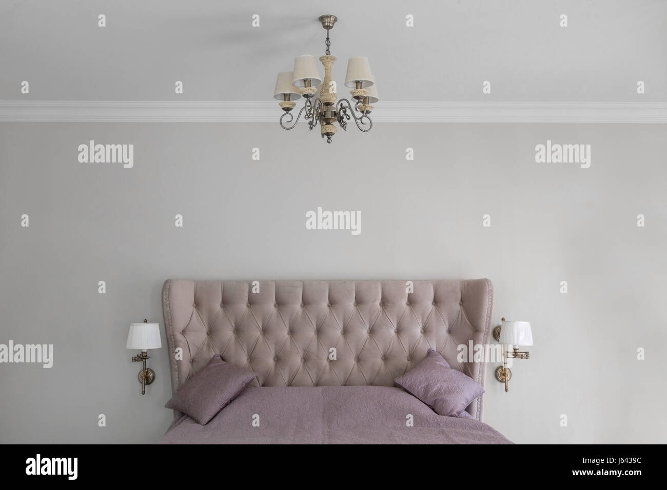 Testata del letto in una stanza vuota, minimalismo Foto Stock