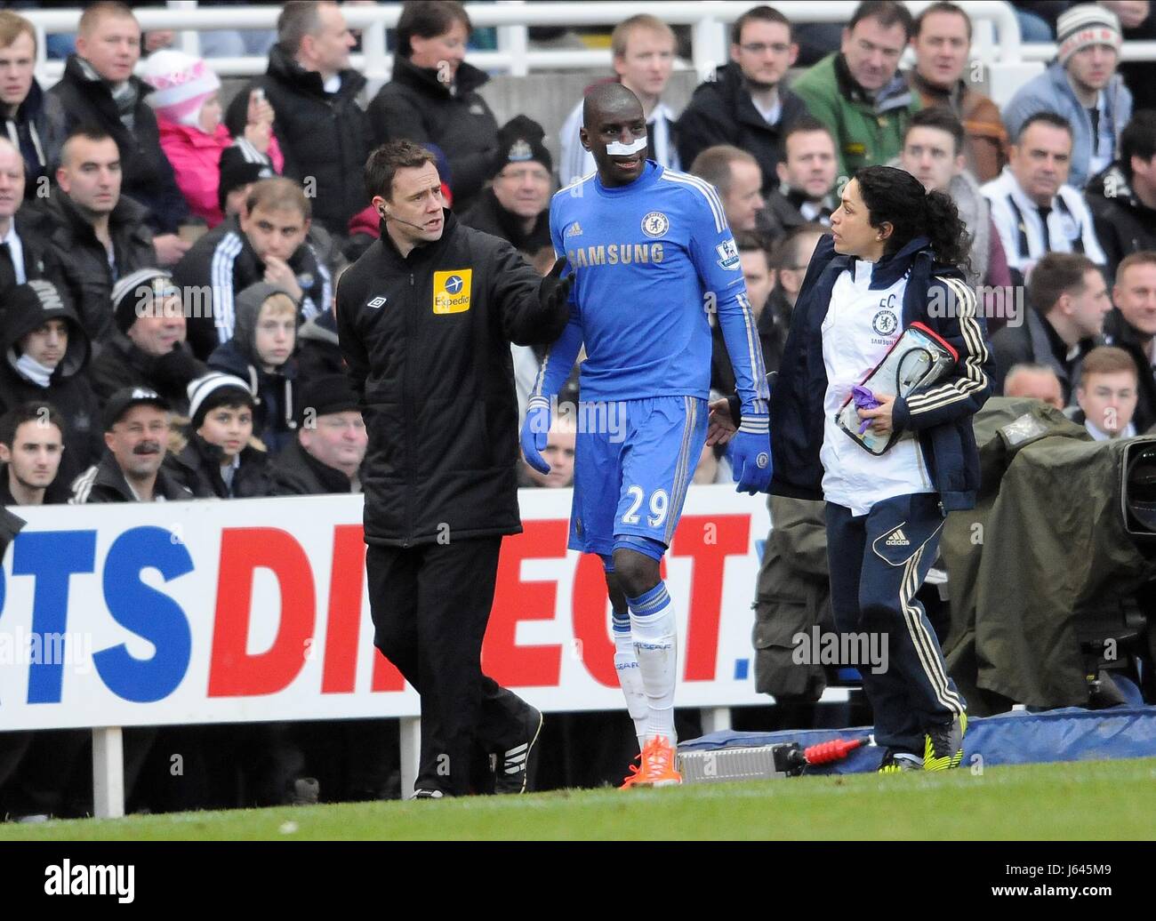 DEMBA BA PRELEVA IL PREGIUDIZIO NEWCASTLE V Chelsea FC St James Park Newcastle Inghilterra 02 Febbraio 2013 Foto Stock