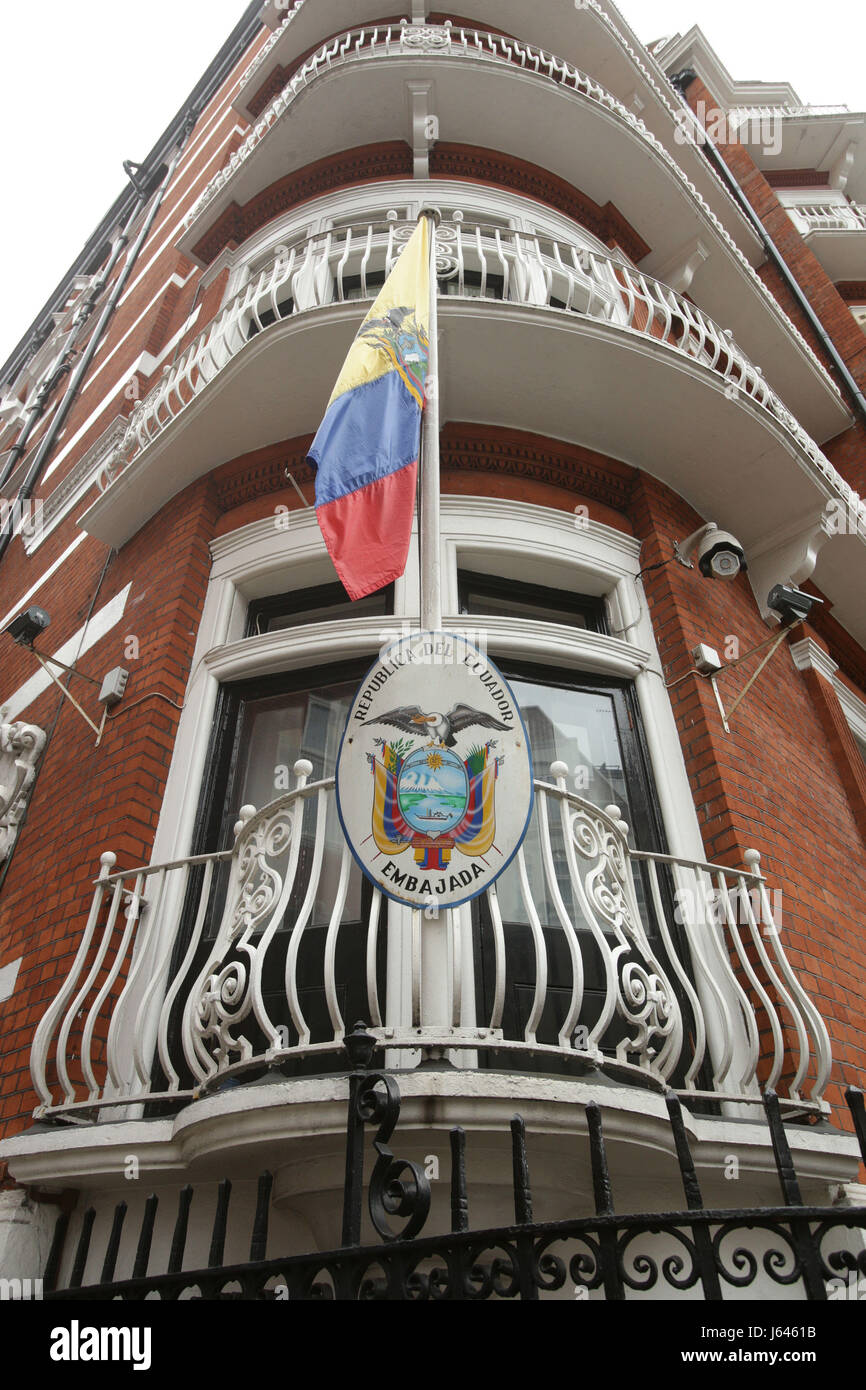 La bandiera ecuadoriana vola fuori dall'ambasciata a Londra dopo la Svezia direttore della pubblica accusa, Marianne Ny, ha deciso di interrompere le indagini contro il fondatore di WikiLeaks Julian Assange. Foto Stock