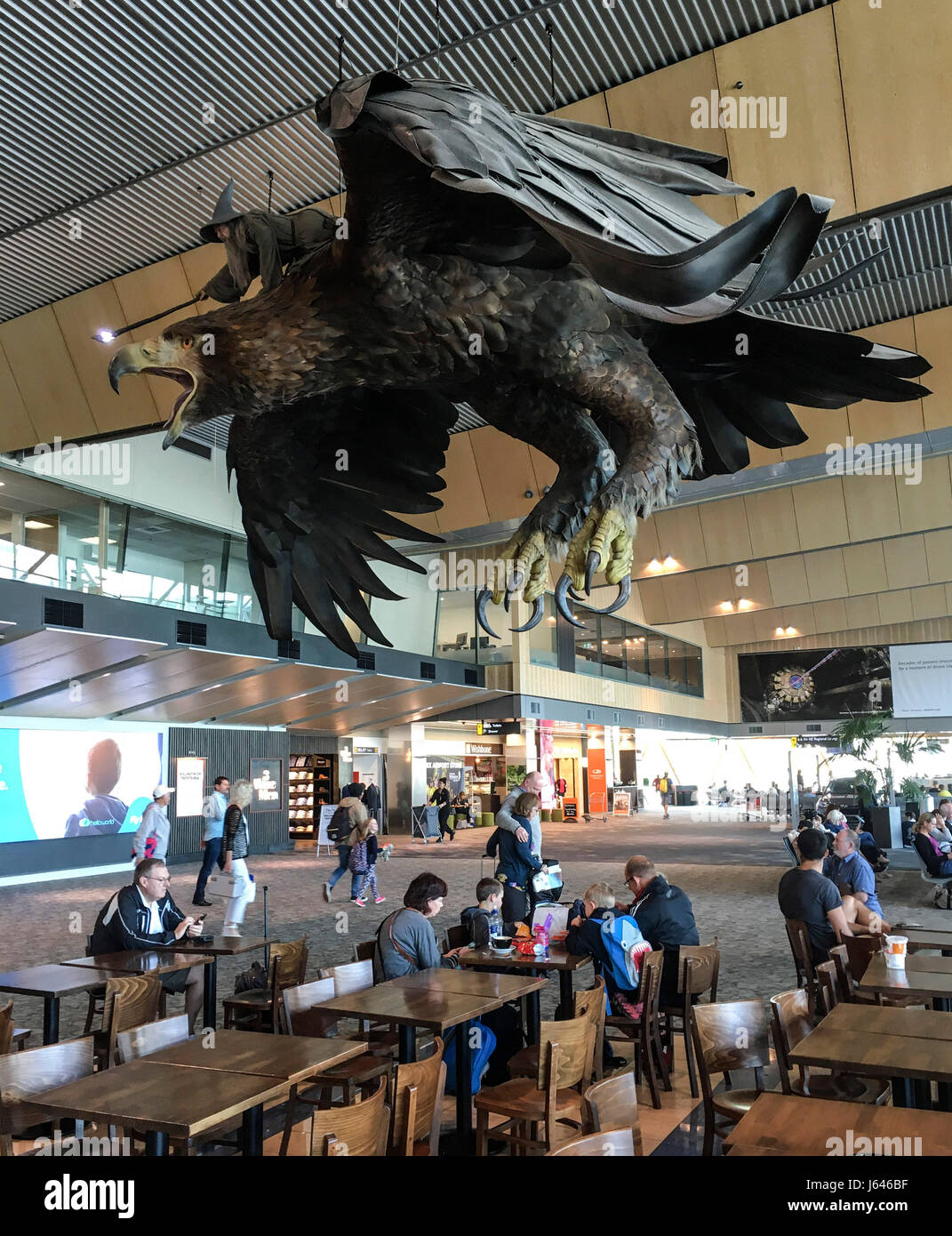 Gandalf e la sua geant aquila nell'aeroporto di Wellington per la promozione del film di Peter Jackson, il Signore degli Anelli, Nuova Zelanda Foto Stock