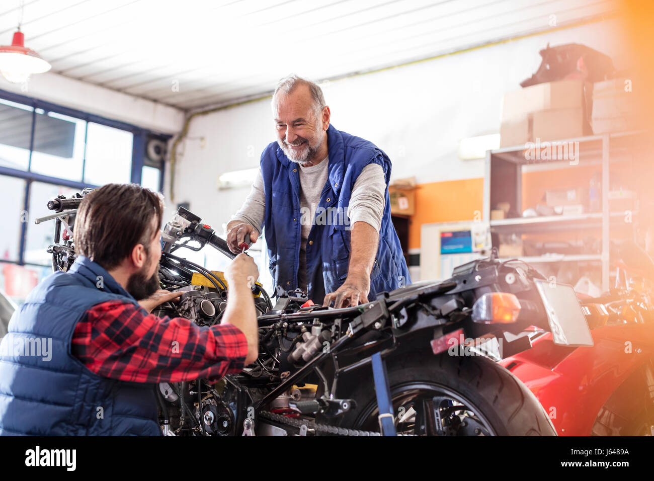 Meccanica di motocicletta Motocicletta di fissaggio in officina Foto Stock