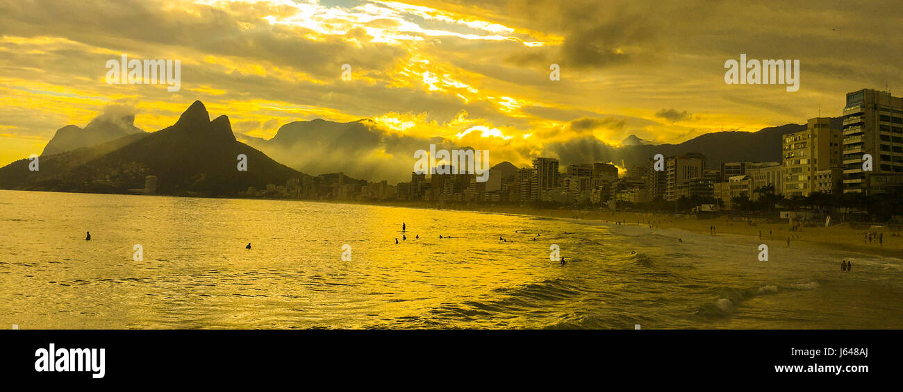 Il Brasile, Rio de Janeiro, la spiaggia di Ipanema al tramonto Foto Stock