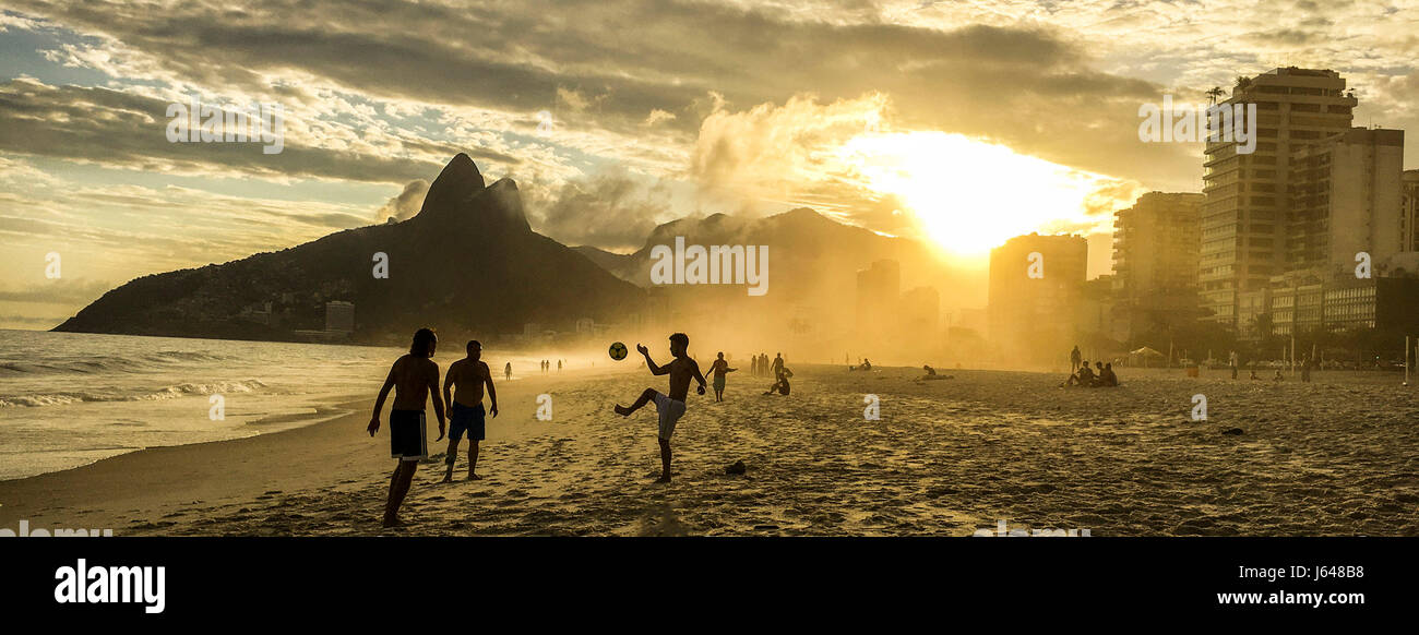Il Brasile, Rio de Janeiro, la spiaggia di Ipanema al tramonto Foto Stock