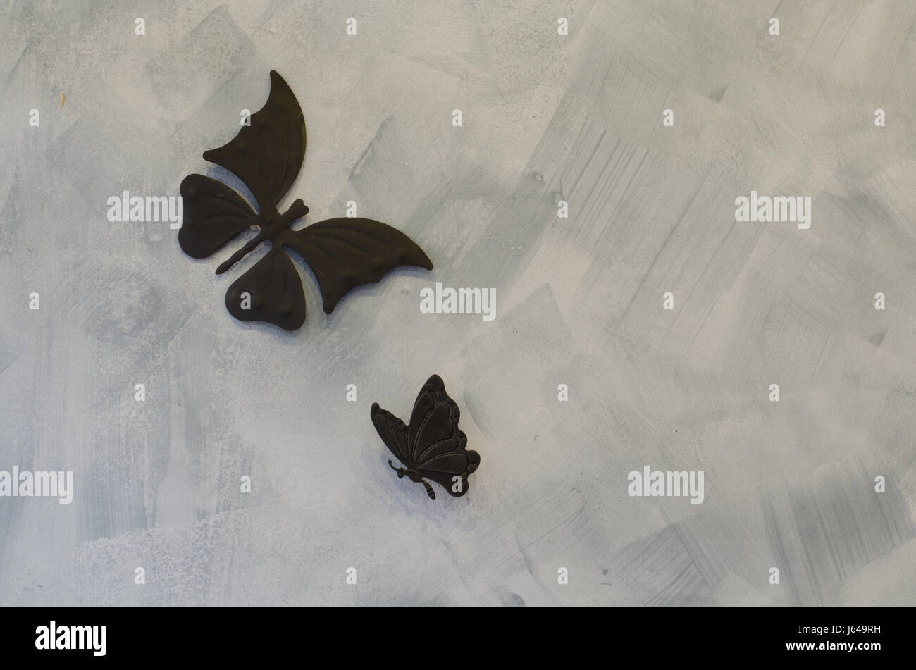 Ferro da stiro butterflys su sfondo di cemento Foto Stock