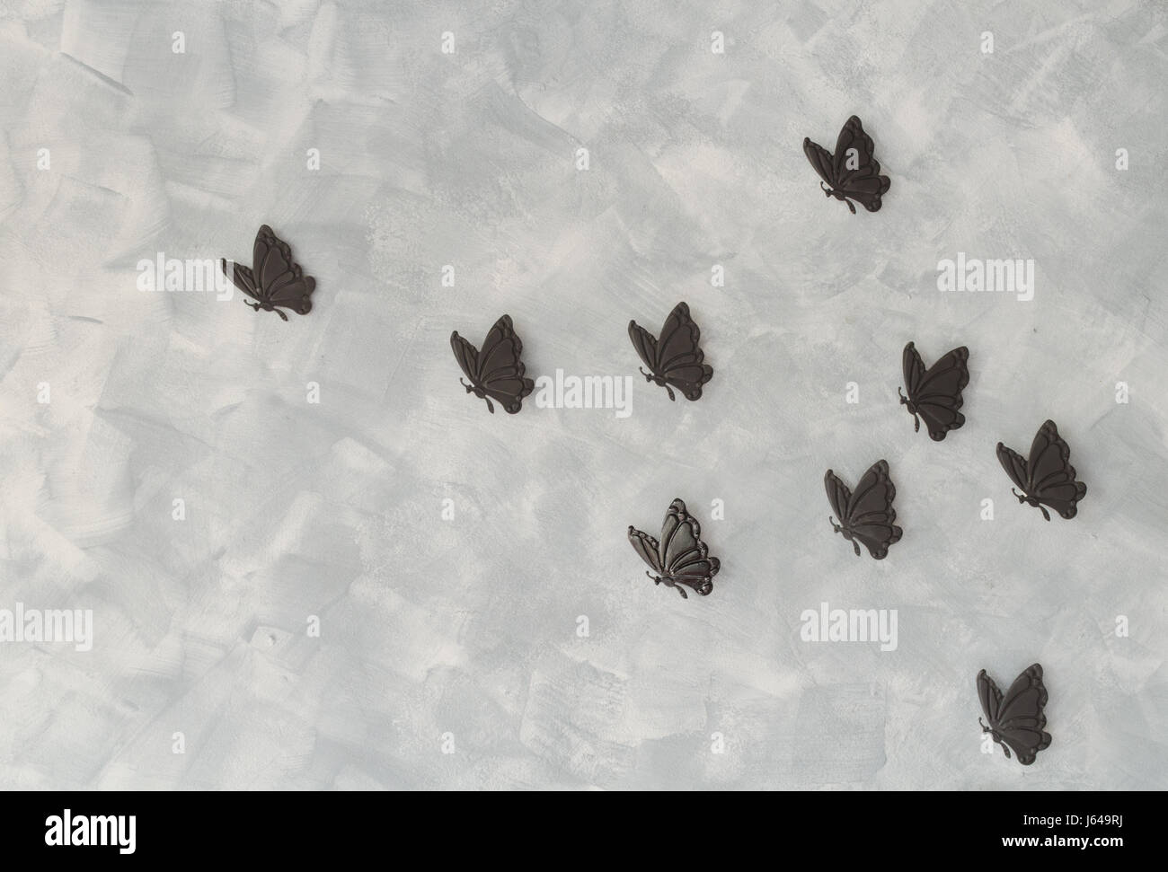 Ferro da stiro butterflys su sfondo di cemento Foto Stock