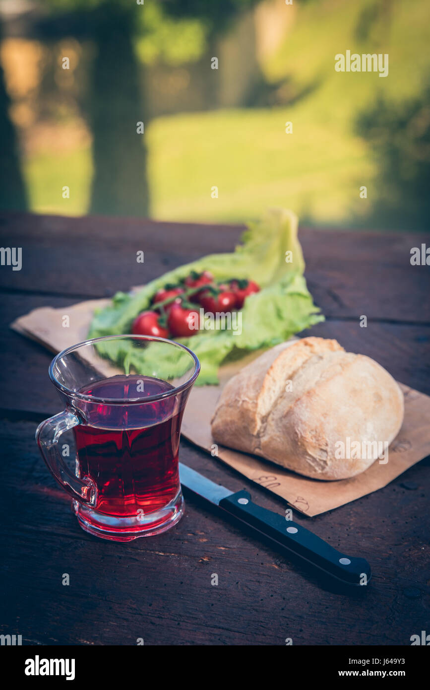 Fresco e salutare prima colazione servita in giardino Foto Stock