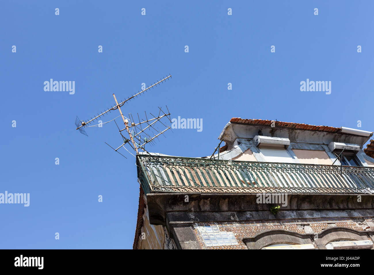 Porto, Portogallo - un vecchio televisore antenna sul tetto. Foto Stock