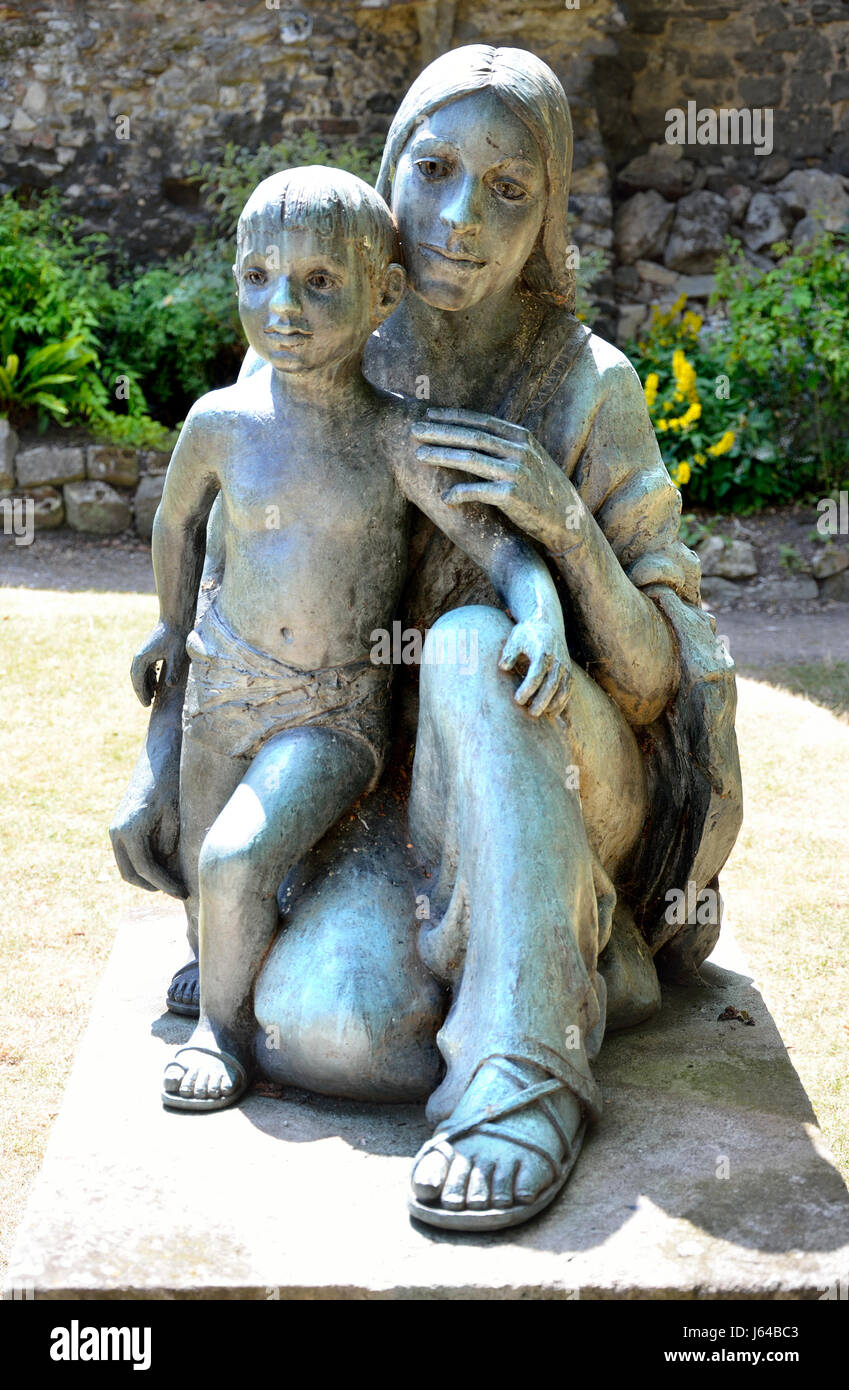 Rochester, Kent, Inghilterra, Regno Unito. Rochester chiostro del Duomo - scultura in bronzo: 'Mary e Gesù Bambino" (John Doubleday 1981) Foto Stock