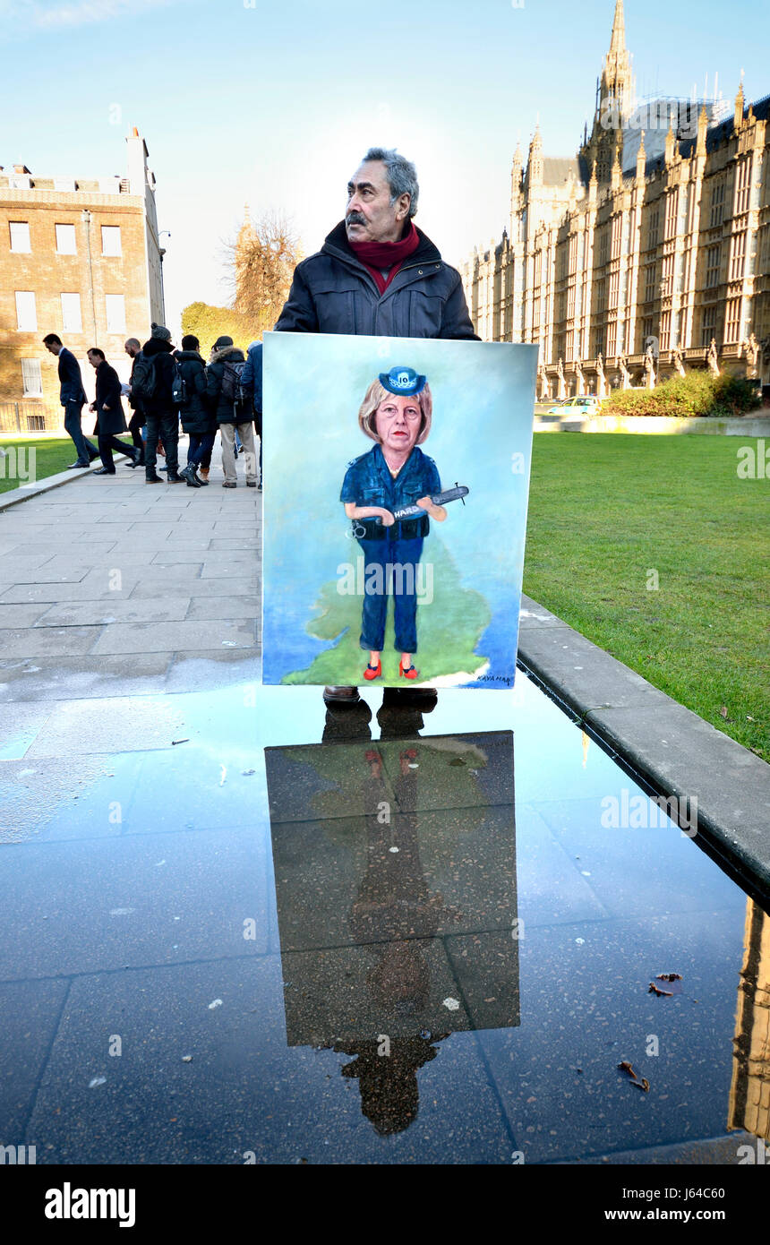 Kaya Mar - Fumettista politico - con la sua pittura di PM Theresa Maggio come un funzionario di polizia Foto Stock