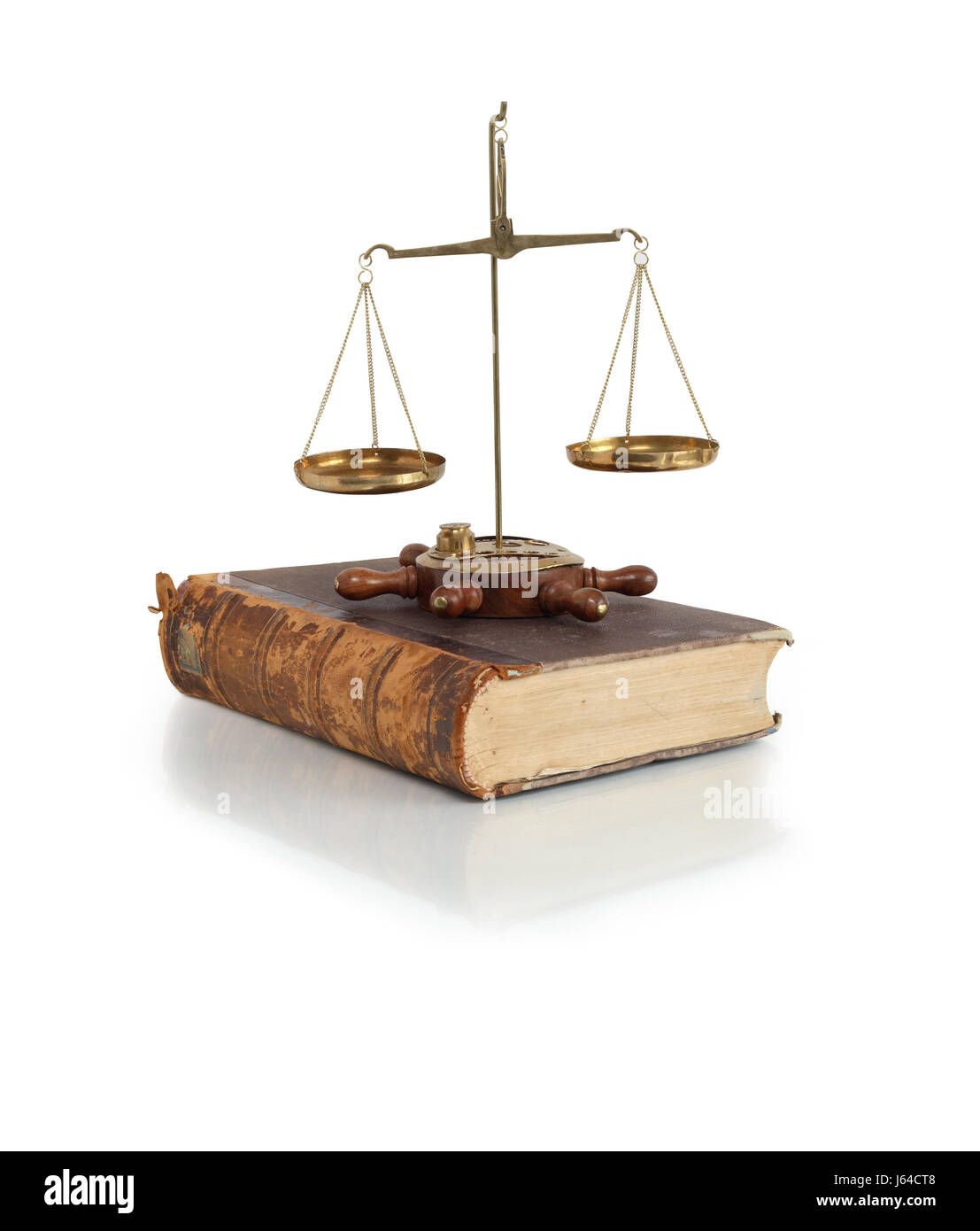 Concetto di legislazione. Ottone antico bilancia in piedi sul libro antico su sfondo bianco Foto Stock