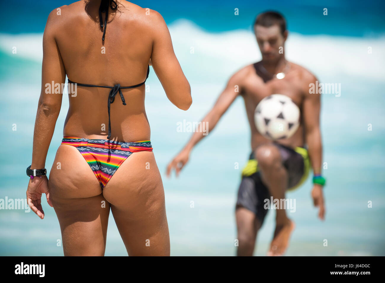 Una tipica giornata sulla spiaggia di Ipanema a Rio de Janeiro in Brasile, dotate di calcio (calcio), surf e abbondanza di pelle Foto Stock