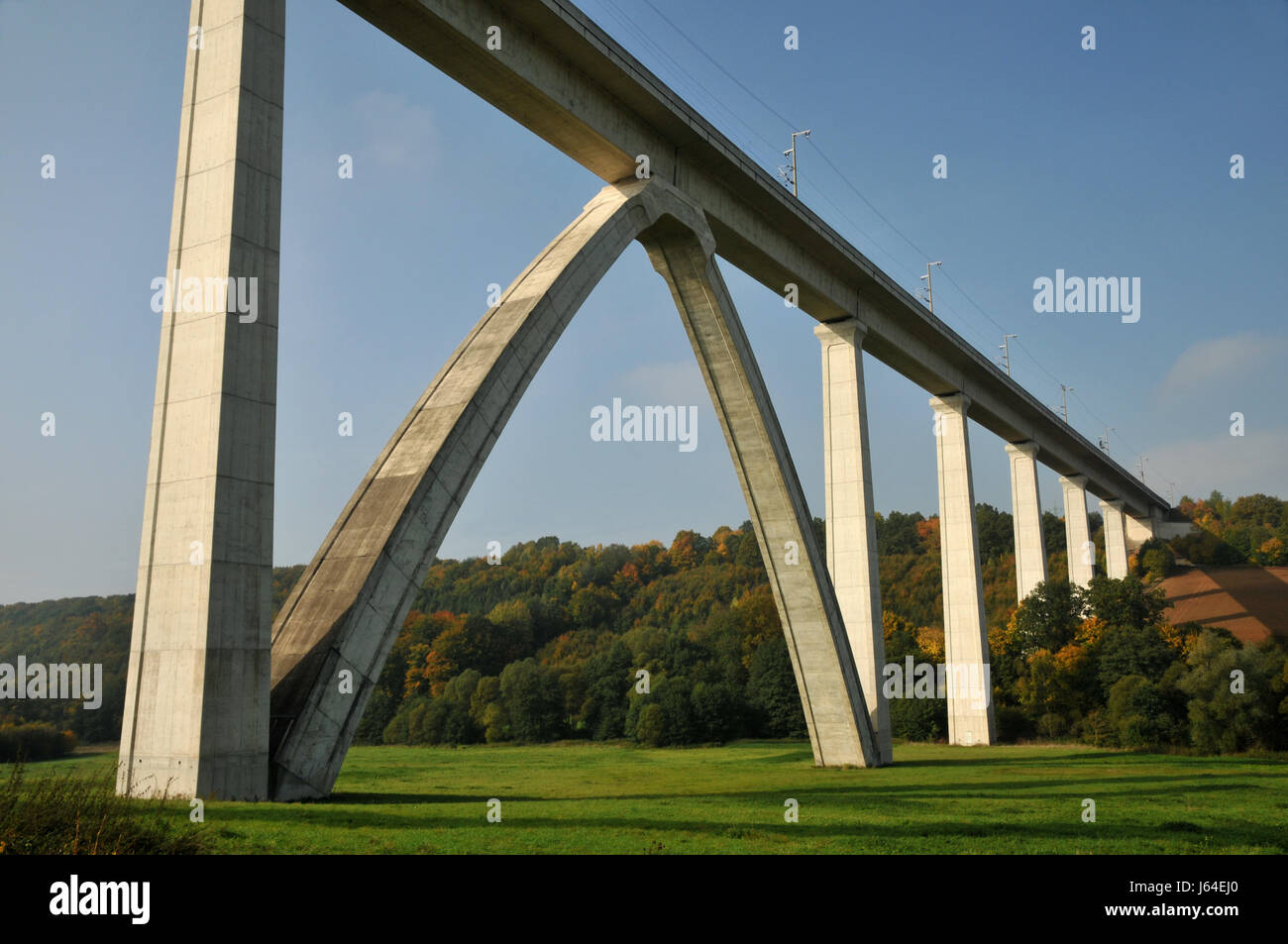 Ponte molo di cemento ponte di testa di ponte ad arco polo concrete colorazione autunnale pier Foto Stock