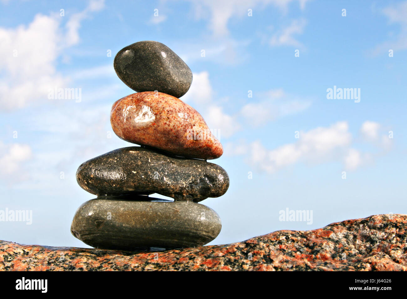 La pietra a torre equilibrio zen roccia blu ghiaia stack pacifica armonia Foto Stock