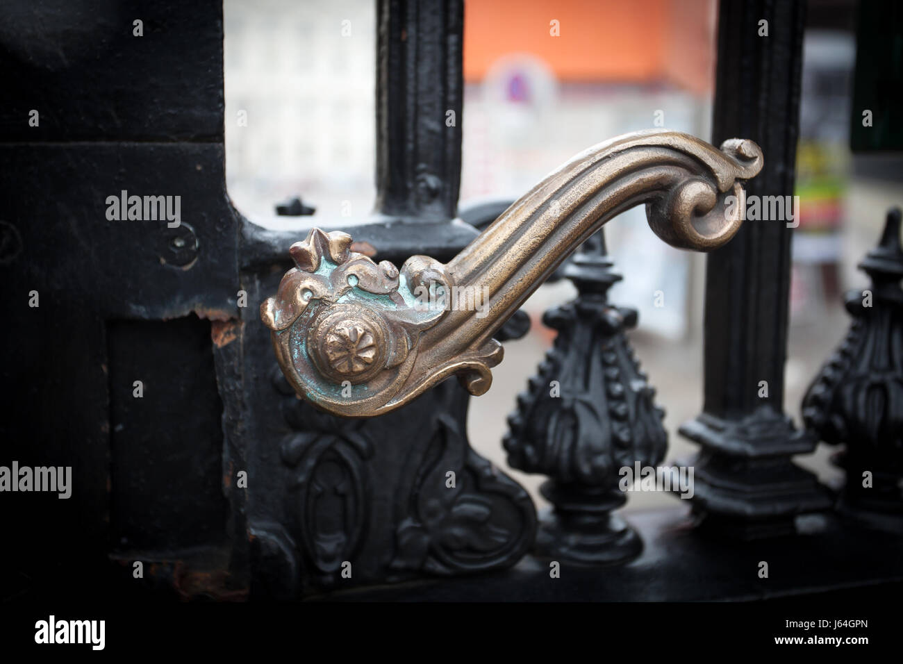 Bellissimo il blocco metallico porta alla proprietà privata Foto Stock