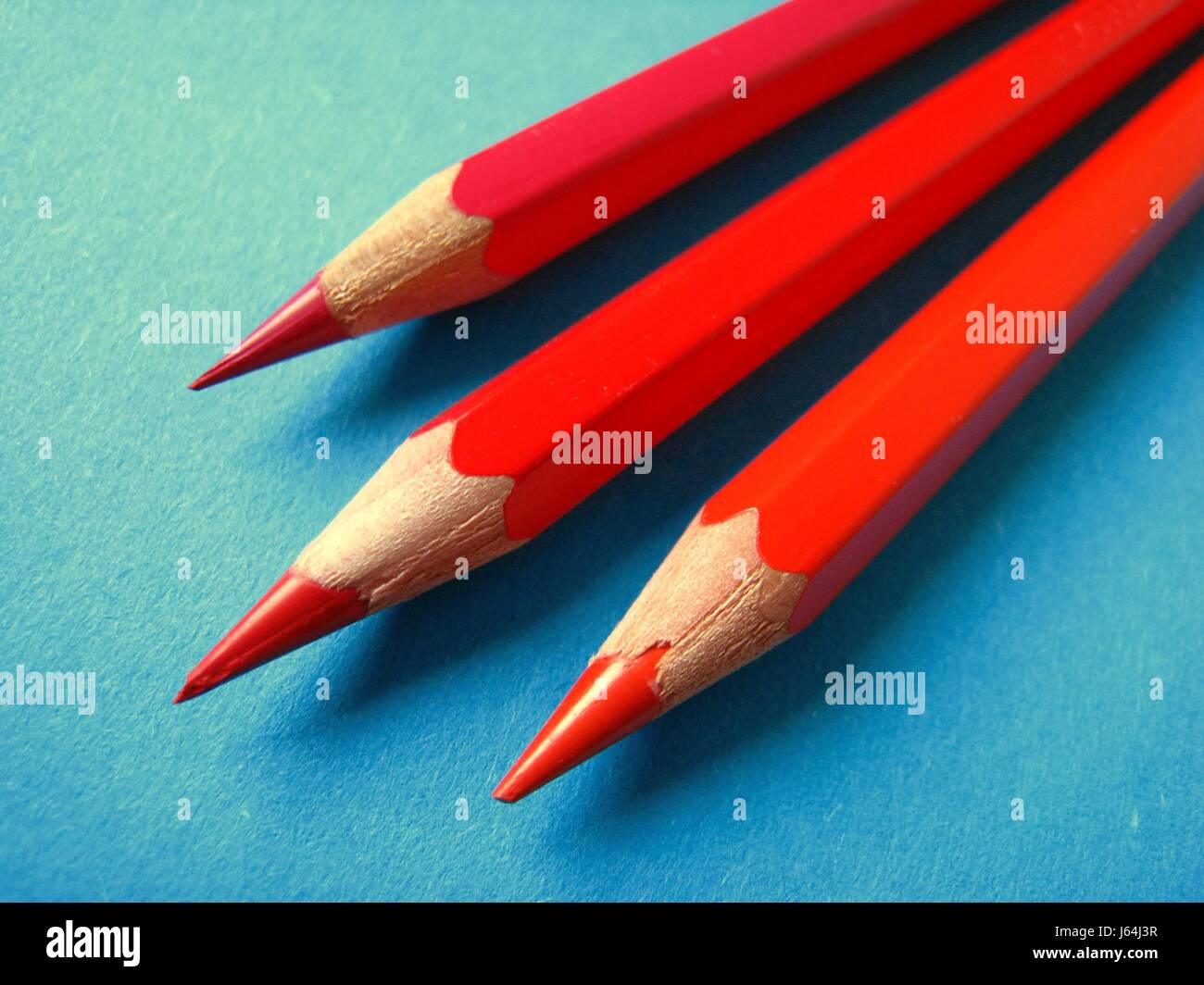 Contrasto appuntita matita rossa matite colorate di rosso verde colore di contrasto Foto Stock