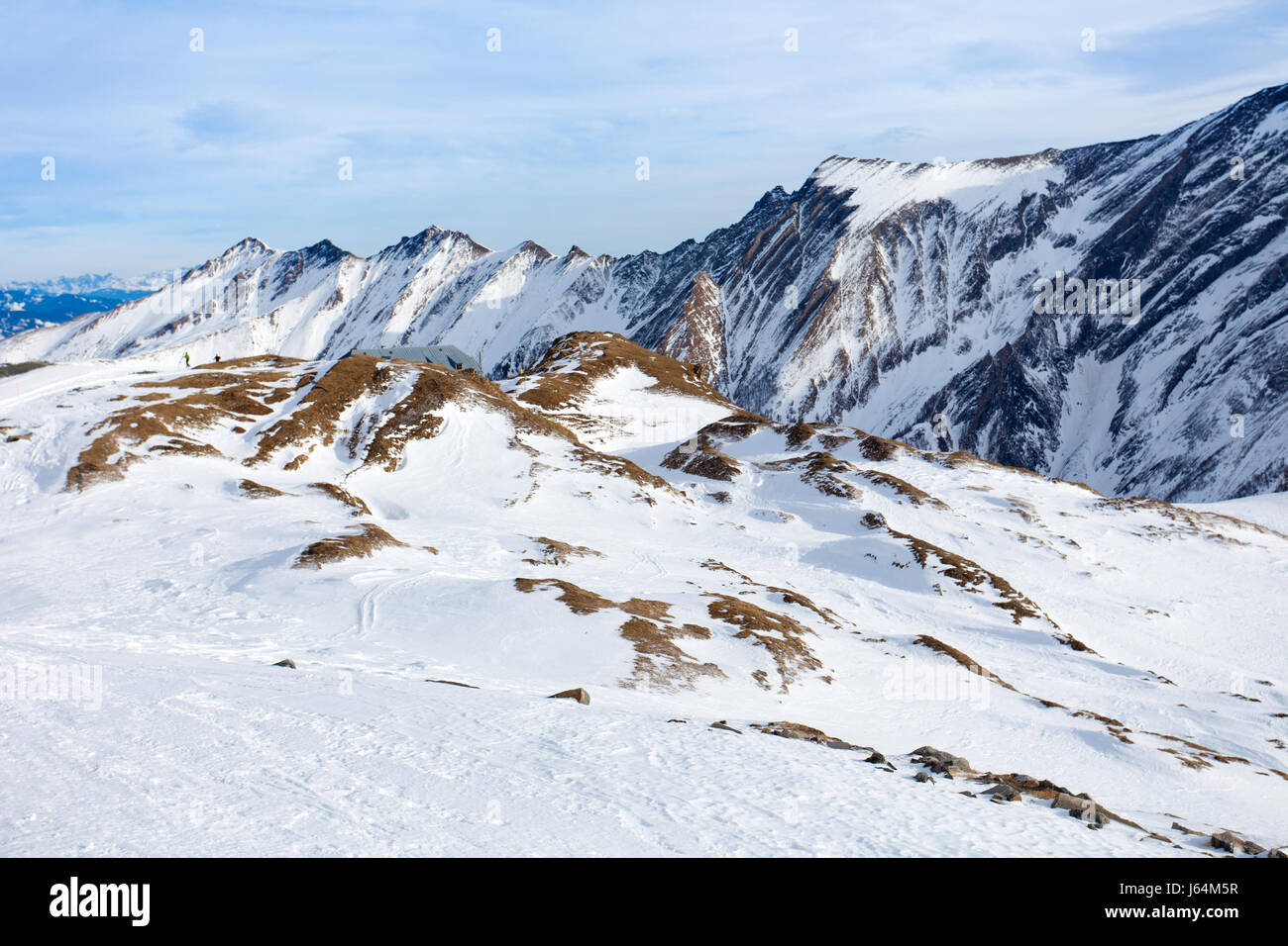 D'inverno con le piste da sci di kaprun resort accanto al picco di kitzsteinhorn nelle Alpi austriache Foto Stock