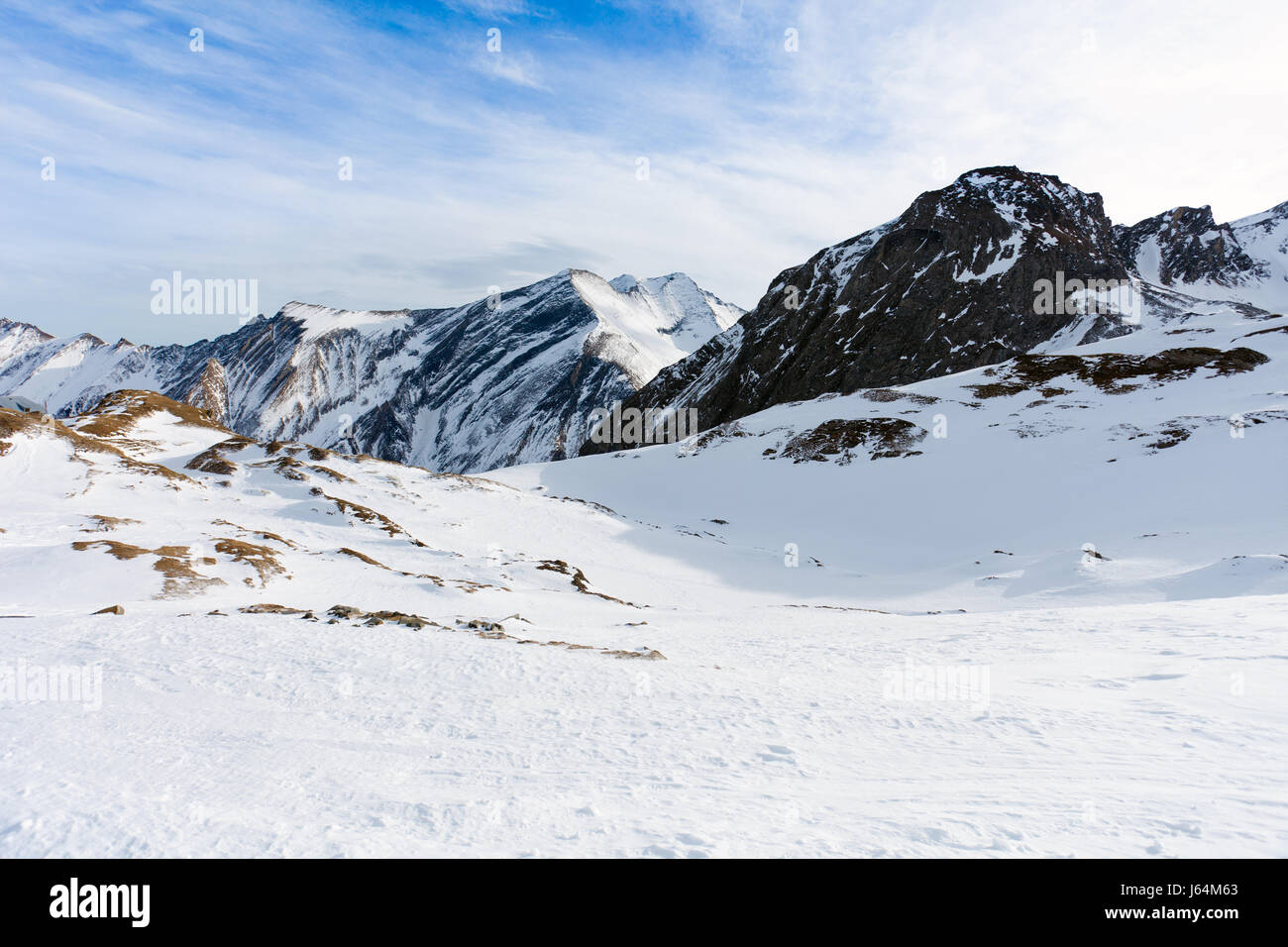 D'inverno con le piste da sci di kaprun resort accanto al picco di kitzsteinhorn nelle Alpi austriache Foto Stock