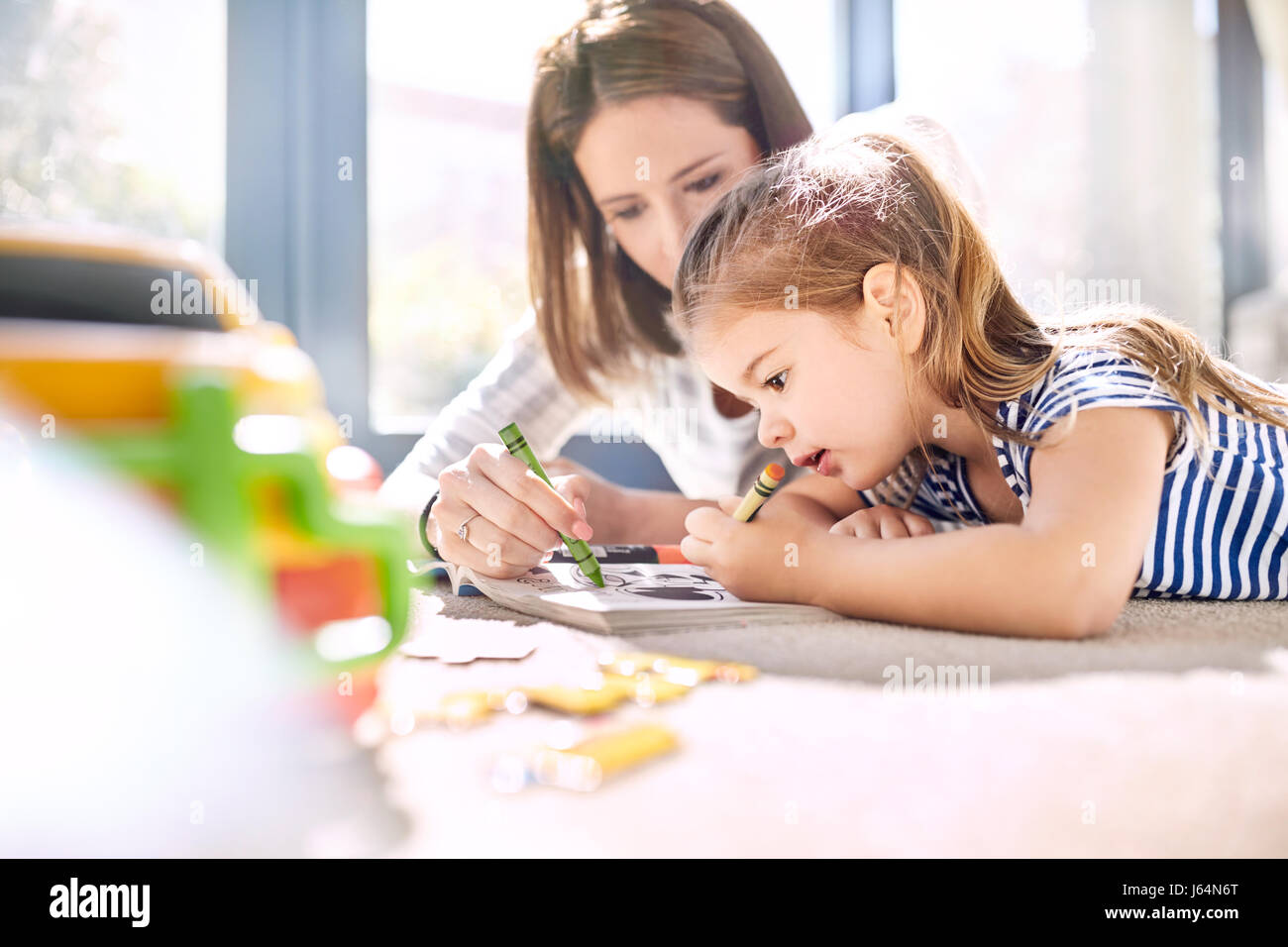 Madre e figlia la colorazione nel libro da Colorare con matite colorate Foto Stock