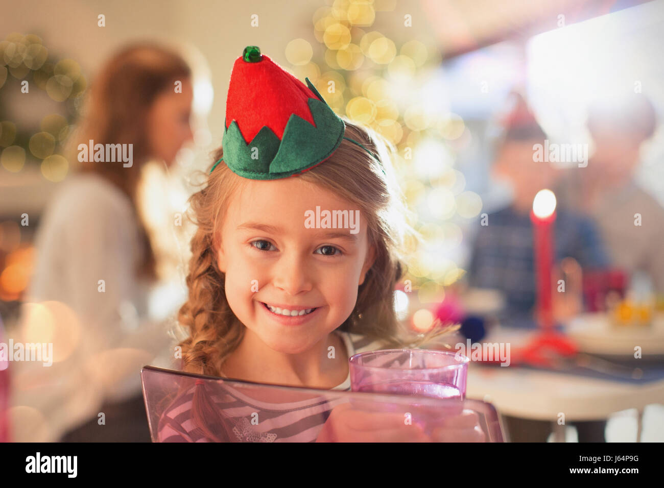 Ritratto sorridente ragazza che indossa il Natale corona di carta Foto Stock