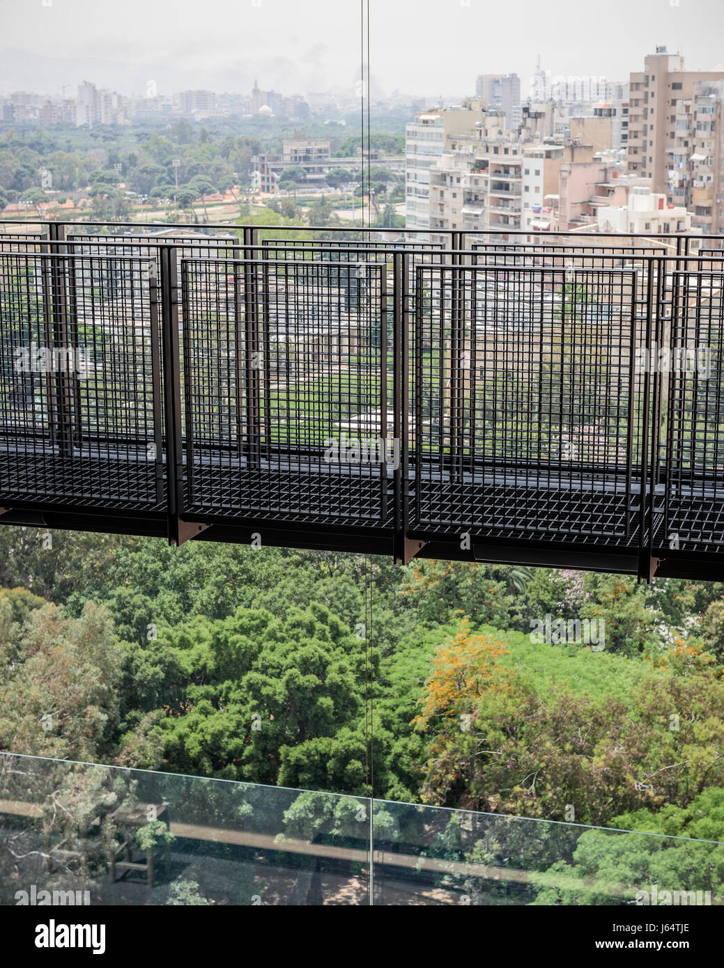 Piattaforma di visualizzazione o ponte con spettacolari vedute su Beirut e Chouf Montagne Foto Stock