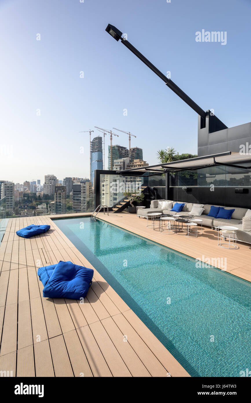 Piscina sul tetto con coppia di Khoury-design nero pivotting antenne luci. Foto Stock