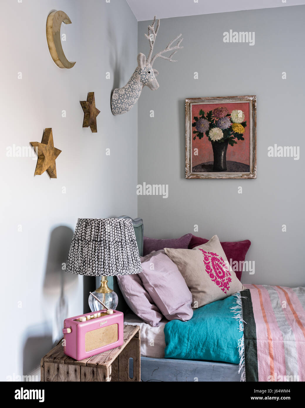 Rosa Roberts radio sulla gabbia in legno utilizzato come comodino in camera per i bambini con un laccio deer busto da Arthousel Foto Stock