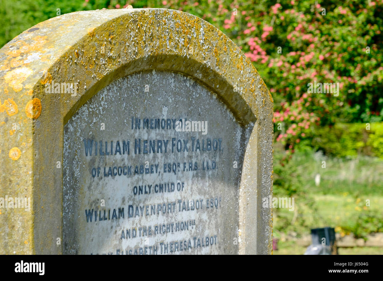 La tomba del pioniere fotografico Fox Talbot in Lacock A. Grazioso villaggio nel Wiltshire Inghilterra Regno Unito Foto Stock
