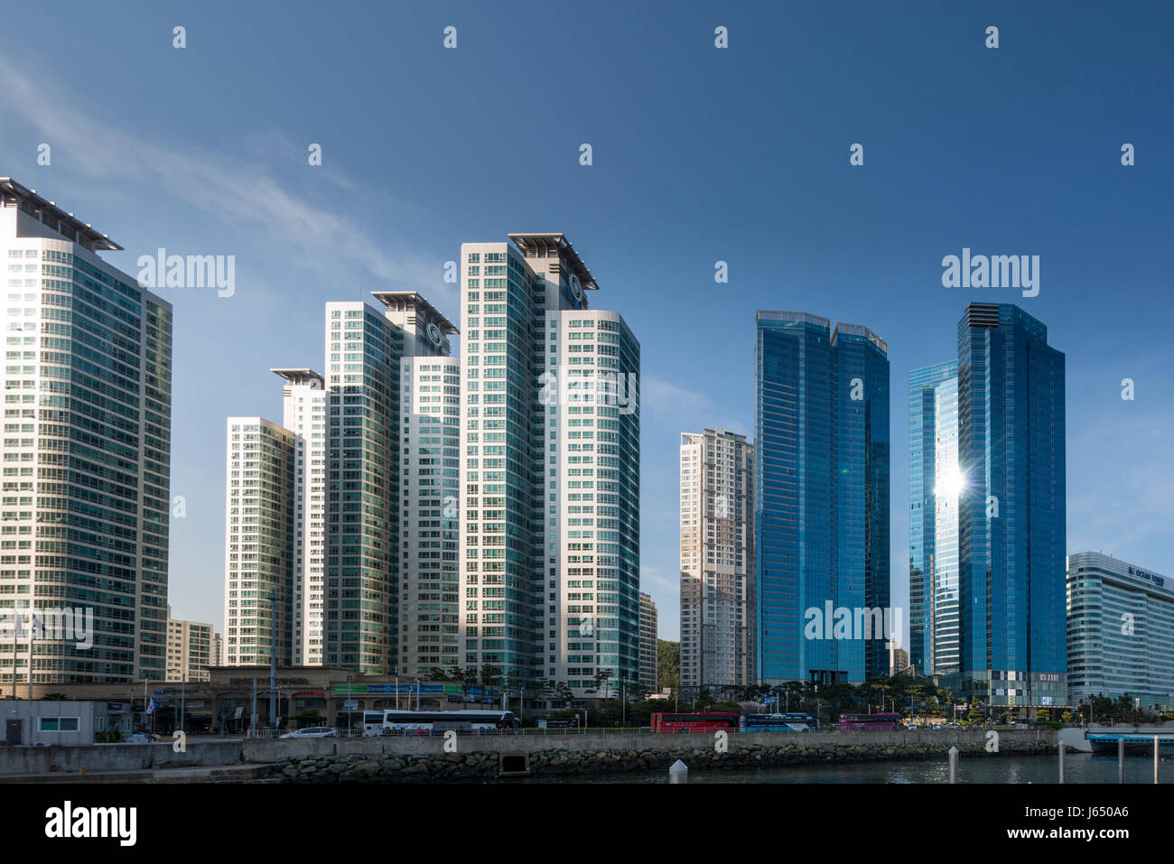Il lusso di alta edifici di appartamenti in città marinara, Haeundae distretto, Busan Gwanyeoksi, Corea del Sud Foto Stock