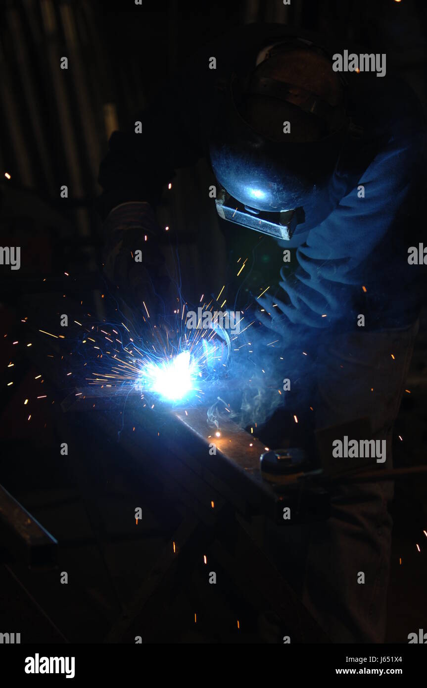 Lavori di saldatura in fabbrica dei lavoratori operaio lavoratore dipendente wageworker saldatore Foto Stock