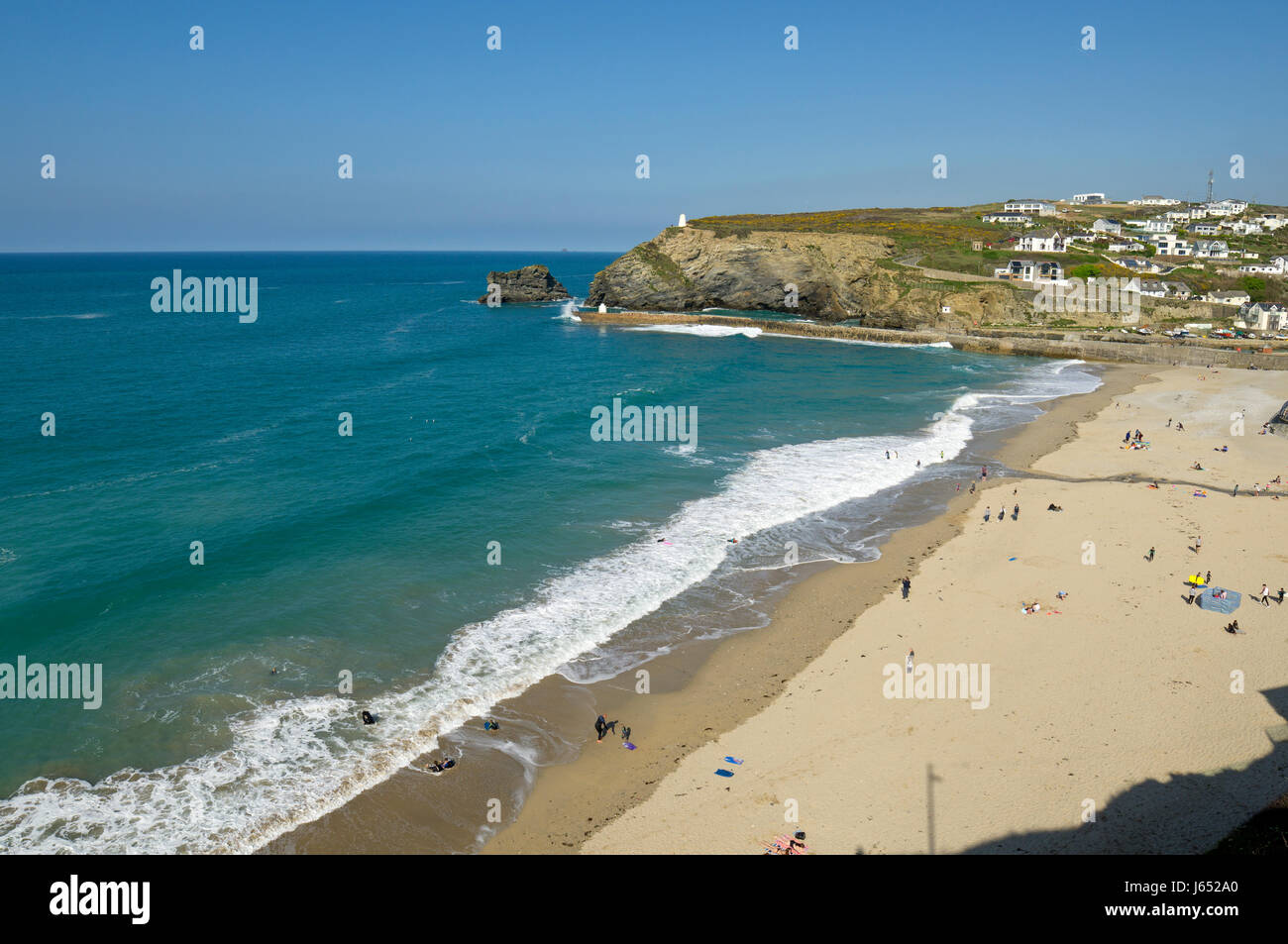 Portreath spiaggia da rupi sopra su una soleggiata giornata di primavera, Cornwall Inghilterra England Regno Unito. Foto Stock
