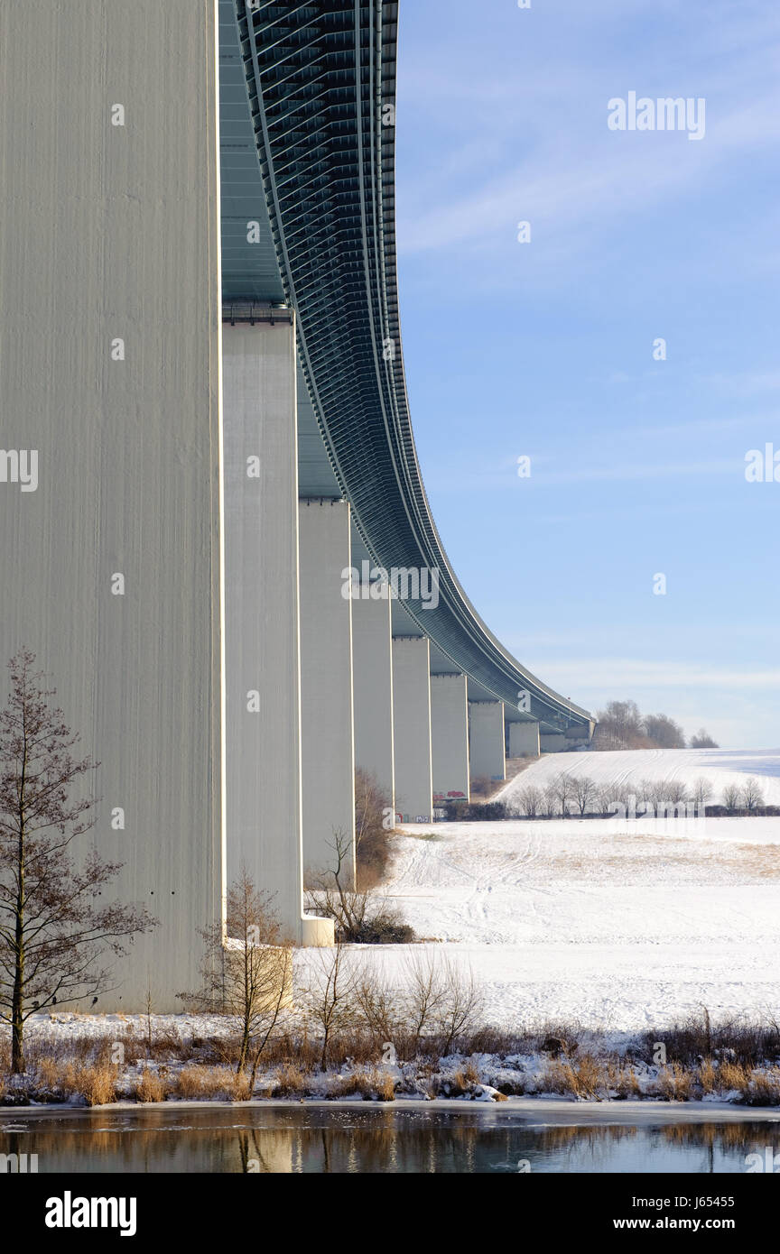 Ponte della valle di acciaio autostrada Autostrada montante dissenteria freddo inverno campo arco Foto Stock