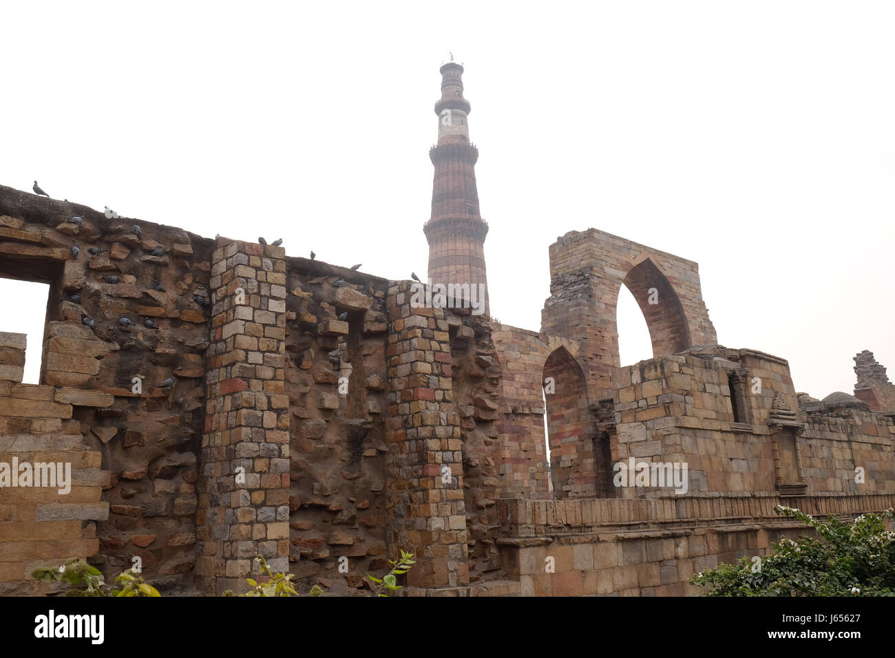 Qutab Minar complesso, Delhi, India nel febbraio, 13, 2016. Foto Stock