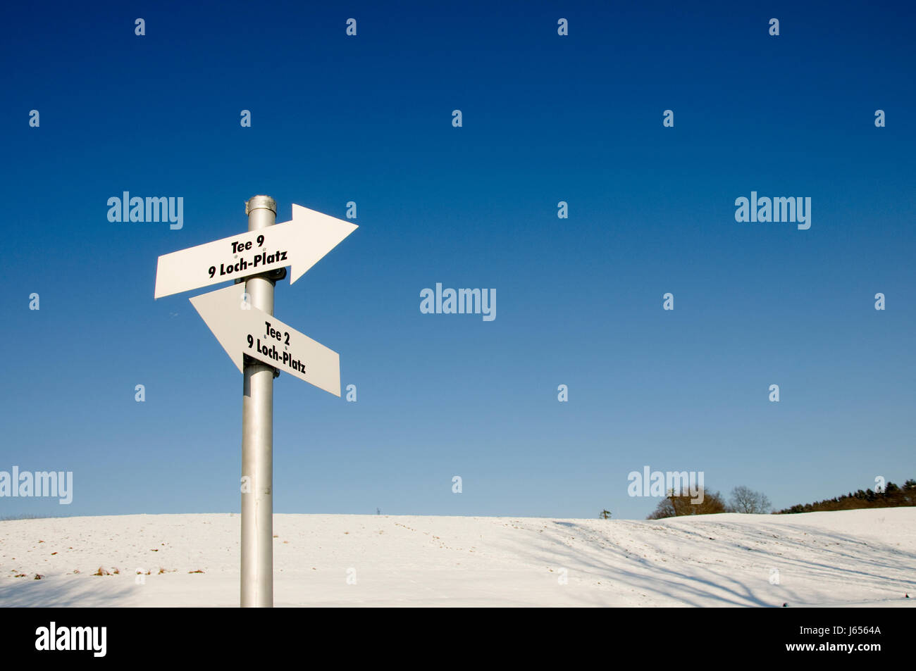 Segnale di segno tè foro quadrato golfo suggerimento campo da golf freccia blu shine Foto Stock