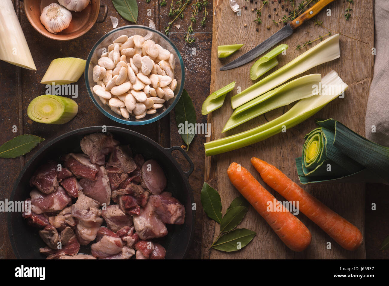Gli ortaggi e la carne per la cottura kasul con carne di maiale e di agnello vista superiore Foto Stock