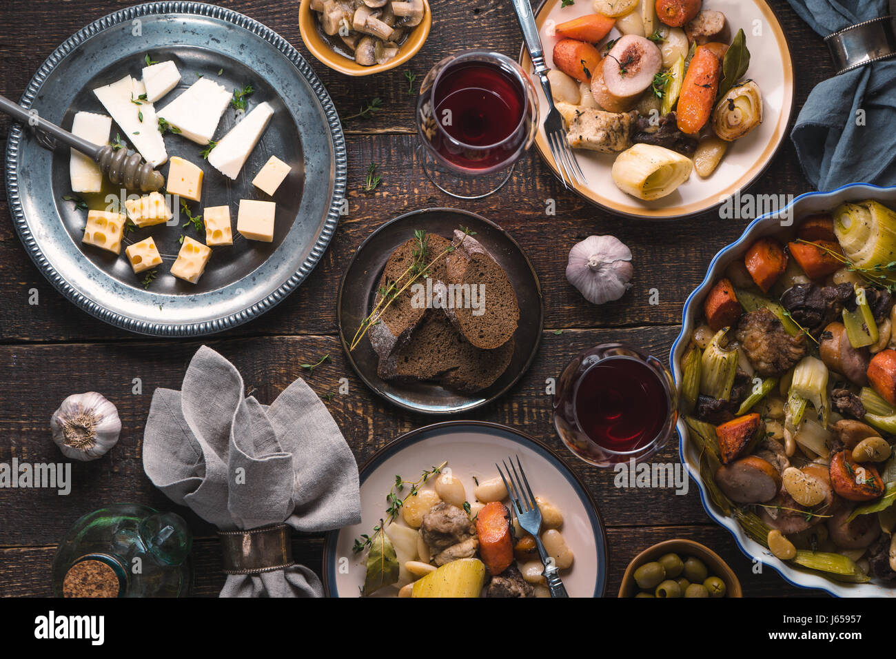 Festa con kasul, pane, formaggio, olive e vino Foto Stock