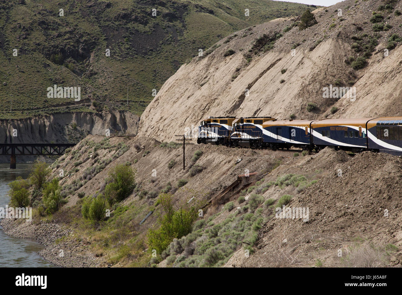 Il rocky mountaineer treno corre nel Canada occidentale. Il treno corre lungo il Thompson River. Foto Stock