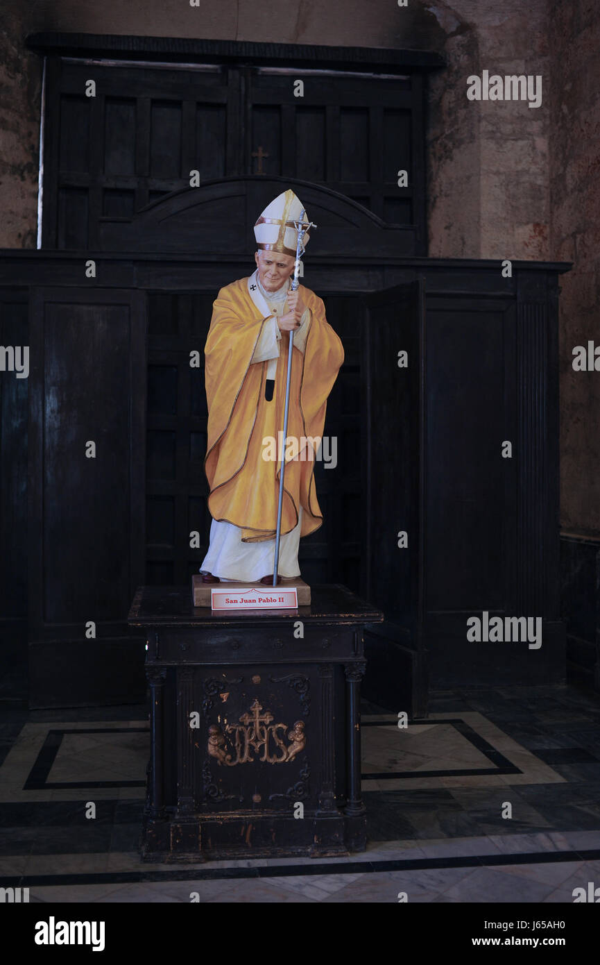 La statua di Papa Wojtyla e ora san Giovanni Paolo II nella Cattedrale dell Avana, in Plaza de la cattedrale della città vecchia Habana Vieja, Cuba Foto Stock