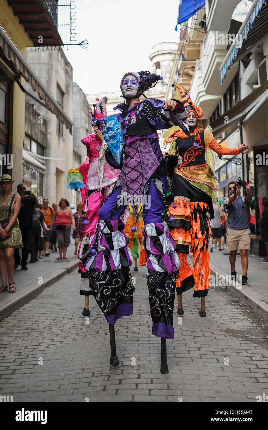 Artisti di strada ballo su palafitte sulla Calle Obispo, o il Vescovo street, uno dei più famosi e percorse strade di l'Avana. Cuba Foto Stock