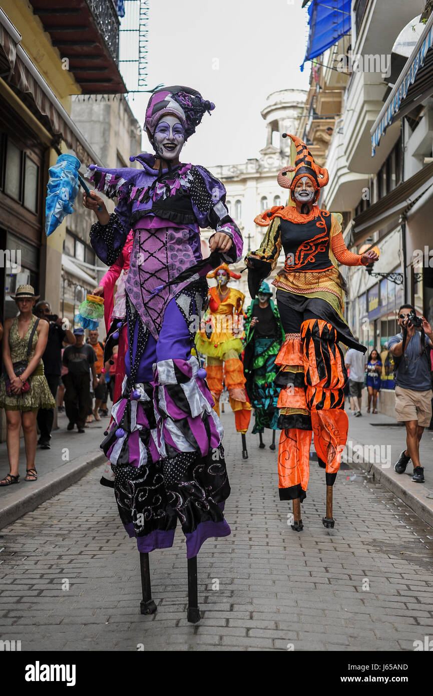 Artisti di strada ballo su palafitte sulla Calle Obispo, o il Vescovo street, uno dei più famosi e percorse strade di l'Avana. Cuba Foto Stock